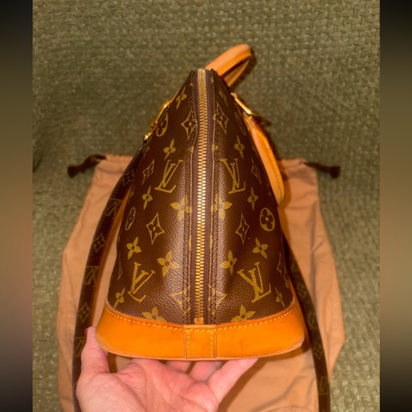 COA Louis Vuitton Monogram
ALMA PM
SATCHEL BAG with crossbody strap & dust bag - Picture 4 of 17